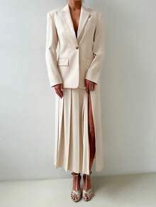 ANCHOSE 女士三件套包括：金属扣无袖背心、露肩夹克和 A 字褶裙，时尚优雅，适合夏季至初秋的通勤穿着