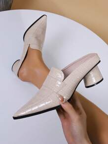 杏色鳄鱼纹穆勒鞋，尖头，厚底，适合办公室和休闲场合；米色鳄鱼纹穆勒鞋，系带，舒适鞋垫，街头风；裸色鳄鱼纹平底穆勒鞋，适合日常和工作装扮。