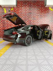 YCMODEL 商务轿车仿真合金车模，车身采用锌合金材质，两侧可开启，前引擎盖和后备箱门也可开启。车模具有仿真音响、灯光功能，细节丰富，做工精细，品质优良，适合收藏，也适合作为生日礼物送给朋友。 - 彩色 - 查看 6