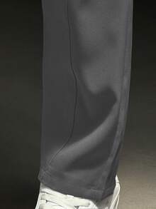 Pantalones casuales de unicolor y ajuste delgado para hombres, adecuados para el uso diario en primavera, otoño y verano, con cintura con cordón, tela ligera, pantalones cargo con parches y personalidad - Gris Oscuro - Ver 5