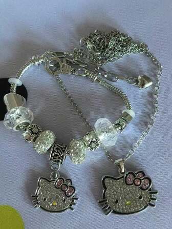 Sanrio مجموعة قطعتين, طقم قلادة+سوار, مجموعة مجوهرات بموضوع كرتوني لطيف ل- Hello Kitty, طقم سوار من سبيكة الزنك مرصع بأحجار كريستالية لامعة, إكسسوار موضة, يشمل القلادة والسوار, مناسب للارتداء اليومي وكهدية, مثالي لعيد الحب