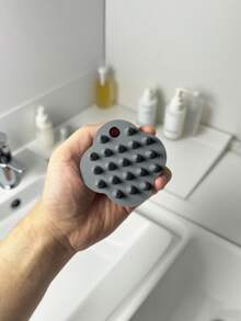 1pc Combe,Shampoo Massage Brush Silicone Hair Comb In The Shape Of Clover Used For Scalp Cleaning And Massage, Wet/Dry Use, Solid Color, Portable Massage Tool For Travel Shampoo The Other Hand Son Brush Hairbrush Travel Convenient Travel Goods Brush, Hair.,Back To School,Travel Holiday Essentials,Hair Accessories For Women,Brush,Hair Brushes,Edge Brush,Brush Hair,Hair Comb,Comb Hair,Detangling Brush,Ball Brush,Mini Hair Brush,Hair Brush Set,Wooden Comb, Comb, Slick Back Brush, Hairbrush, Edge Brush, Brush Hair, Hair Comb, Hair Brush Set, Comb Hair, Mini Hair Brush, Detangling Brush,Hair Products, Hair Tools, Hair Stuff, Hair Care, Curly Hair Brush, Barber, Barber Accessories, Hairdressing Equipment,Travel Essentials,Travel Essential,Hairstyle,Hairdressing - Multicolor - View 3