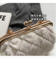 Plush Mesh Clip Opening Shell Bag, Gold Chain And Metal Buckle Decoration, Versatile And Fashionable Evening Bag, Handheld Design, Suitable For Dinner And Everyday Wear. - 米色 - 查看 5