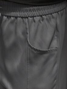 Pantalones casuales de unicolor y ajuste delgado para hombres, adecuados para el uso diario en primavera, otoño y verano, con cintura con cordón, tela ligera, pantalones cargo con parches y personalidad - Gris Oscuro - Ver 4