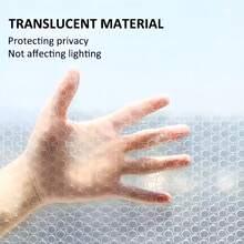 Zimą można stosować izolację okienną i kurtyny grzewcze, membrany wiatroszczelne i dźwiękoszczelne, folie uszczelniające, samoprzylepne folie izolacyjne bąbelkowe oraz zdejmowane zasłony drzwiowe.