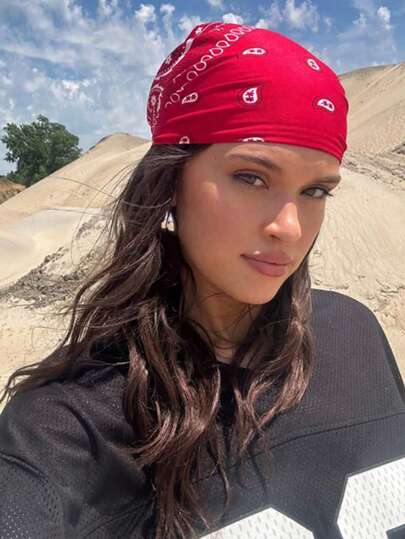 1条女士2025春夏时尚佩斯利花纹印花大号方巾，尺寸53*53厘米，时尚头巾，适合所有季节，多种颜色可选，可搭配连衣裙。