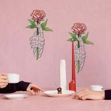 1 pièce Décoration murale en métal de main rose doré, os de main creux et design rose, art mural métallique abstrait d'horreur pour Halloween