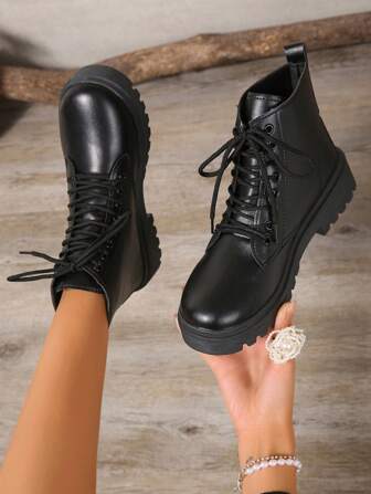 女士时尚摩托车靴、短踝靴或骑行靴、舒适户外活动短靴、前系带、尺码偏小 1 码