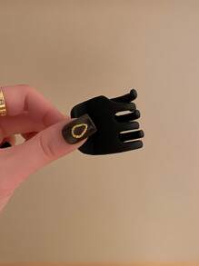 3 件套哑光黑色极简主义迷你三爪发夹，适用于高马尾、半顶梳发型和全头造型，是多功能发饰、发夹和发束固定器，适合日常佩戴。节日必备时尚发夹秋季配饰 - 黑色 - 查看 5