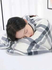 1件加厚双层格子法兰绒披肩毯，多功能，居家办公皆宜，可作休闲毯、孕妇毯、保暖斗篷、围裙、披毯，是送给女性的绝佳礼物，适合秋冬季搭配连衣裙。