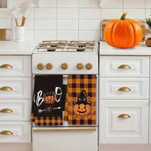 Un set de 2 toallas con temas de Halloween con patrones impresos de fantasmas y gatos negros, decorados con cuadrículas, lavables a máquina, resistentes al calor, absorbentes y reutilizables. Es un regalo ideal para la decoración de la habitación, toallas de cocina y baño, decoración de fiestas y decoración del hogar.