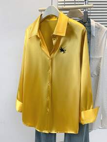 女士秋季马术缎面衬衫，精致纯色马术印花，尖领单排扣设计，展现日常优雅，适合秋、冬、春季度假穿着。 - 黃色 - 查看 3