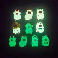 21 piezas Conjunto de joyería luminosa de dibujos animados de capibara de colores - 20 dijes de capibara mixtos + 1 maleta