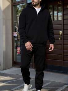 (Autunno/Inverno) Set tuta da uomo, composto da felpa con cappuccio e mezza chiusura lampo, coulisse in vita, pantaloni 3/4 tinta unita. Completo sportivo alla moda, felpa con cappuccio adatta per corsa, allenamento, stile casual boyfriend. Outfit comodo.