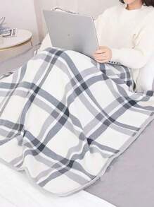 1件加厚双层格子法兰绒披肩毯，多功能，居家办公皆宜，可作休闲毯、孕妇毯、保暖斗篷、围裙、披毯，是送给女性的绝佳礼物，适合秋冬季搭配连衣裙。