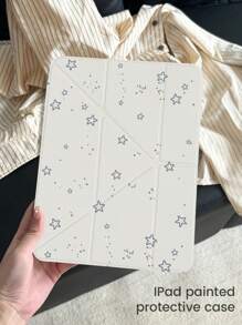 这款精美可爱的卡通波点双面亚克力透明后盖，防震耐用，适用于iPad第7代、第8代（10.2英寸）和第10代。它内置笔槽，支持睡眠/唤醒功能和多种折叠支架模式。是2026年新年和圣诞节的理想礼物。