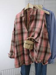 חולצה רופפת עם כפתורים משובצים בחזית, מתאימה ללבוש יומיומי בסתיו