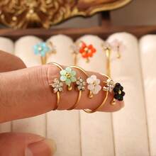 This Fashionable And Minimalist Cut-Out Flower-Shaped Ring Is Made Of Stainless Steel With An 18K Gold Plating, Which Is Resistant To Fading. It Is Suitable For Daily Dates, Parties, And Office Wear. - Flower Style - View 8