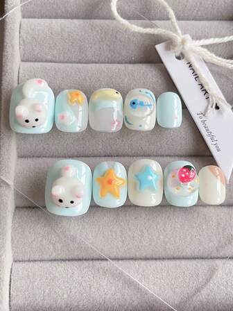 10 件可爱手工制作的可捏小猫和金鱼、海星、草莓甜甜圈凝胶指甲贴、短款可爱指甲贴套装按压式指甲、3D 立体可爱幸运小猫假指甲带来好运，适合女性和女孩日常佩戴参加节日派对。