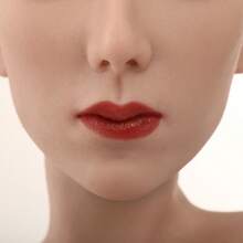 化妆升级 - 假发展示用硅胶头模，假发沙龙展示头模，模拟面部特征，以及化妆模型工厂使用的带底座和针头插入装置的COS头模，用于日常假发造型和修剪。