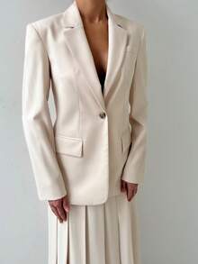 ANCHOSE 女士三件套包括：金属扣无袖背心、露肩夹克和 A 字褶裙，时尚优雅，适合夏季至初秋的通勤穿着