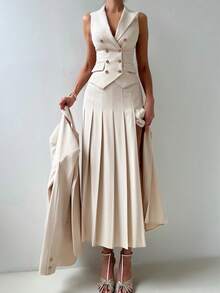 ANCHOSE 女士三件套包括：金属扣无袖背心、露肩夹克和 A 字褶裙，时尚优雅，适合夏季至初秋的通勤穿着