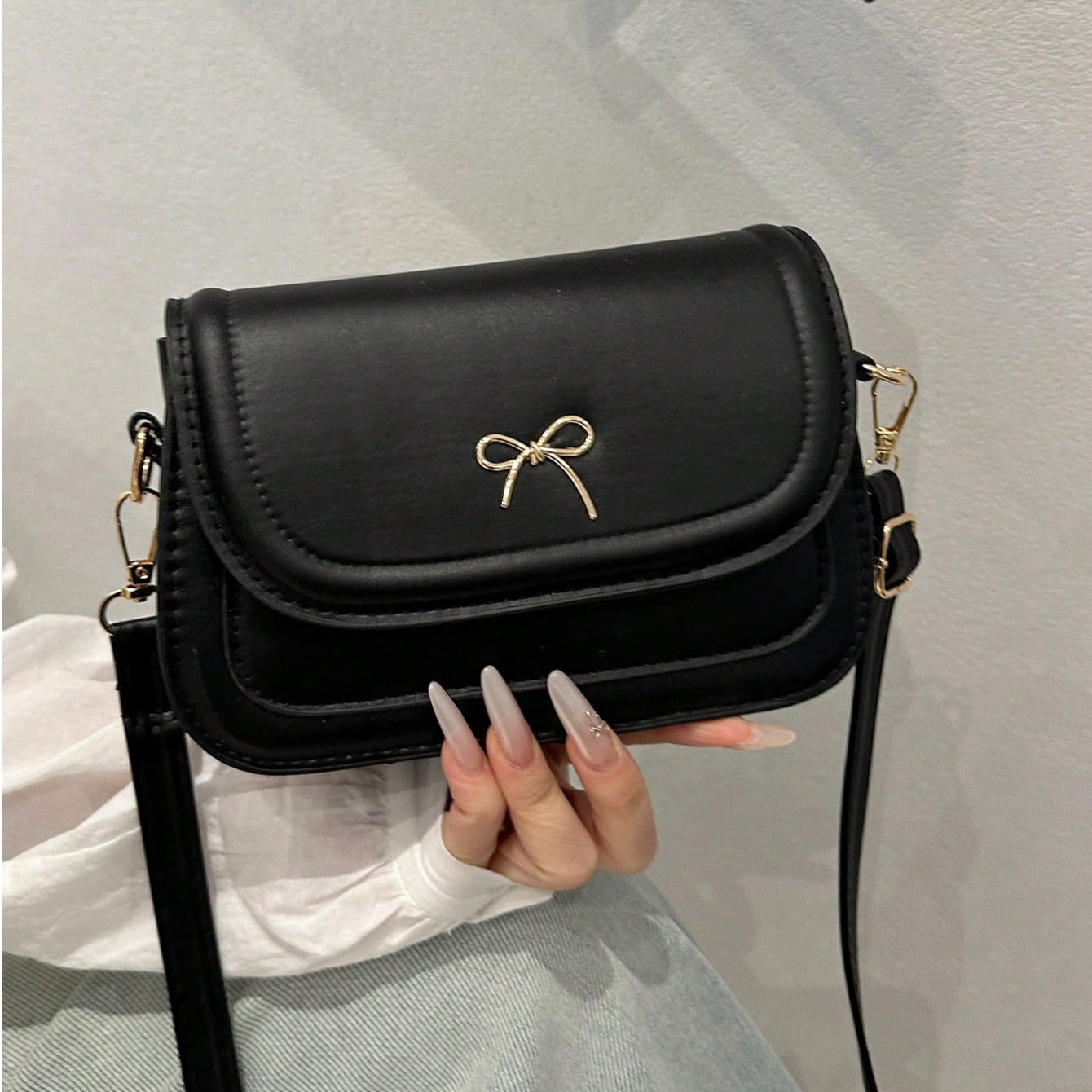 Bolso bandolera de silla de montar de unicolor y moda, bolso de hombro cruzado versátil de mujer con decoración de lazo metálico, adecuado para com
