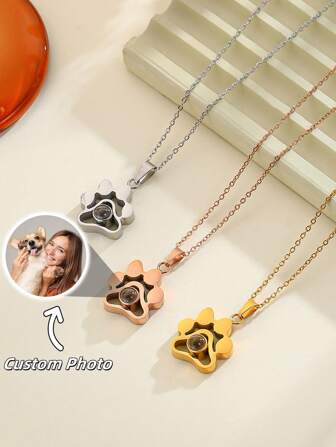 1個 カスタマイズ ペットの肉球プロジェクション ネックレス、ペットの写真をカスタマイズしたプロジェクション ネックレス、小型犬/猫の写真メモリアル プロジェクション ジュエリー ネックレス、犬の肉球ネックレス、かわいいペットの写真をカスタマイズしたチョーカー ネックレス、ペットメモリアルジュエリー、ガールフレンド、友人へのギフト、ファッショナブルな犬の肉球ネックレス