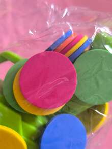 Juguete interactivo para gatos de color aleatorio, viene con 15 discos de espuma, plástico duradero, diseño de dibujos animados, sin batería requerida, para mascotas