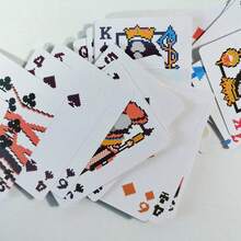 [节日派对基础套装]披风小丑扑克牌，为派对增添乐趣和创意，采用可爱的像素风格图案，是一款轻松有趣的纸牌游戏。包含 54 张卡片 - 适合游戏派对之夜、万圣节、圣诞节、情人节、感恩节、母亲节、父亲节等各种聚会，颜色和款式随机。