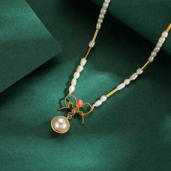 Emaillierte rosa Rosenknospe, Kunstperle-Schleife Anhänger Halskette, geeignet für süße und elegante Partyschmuck von Frauen, Halloween-Geschenk, Weihnachtsgeschenk