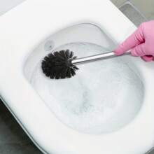 一套带不锈钢手柄、耐用硬毛的马桶刷，适用于浴室清洁，白色/黑色
