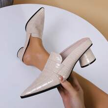 杏色鳄鱼纹穆勒鞋，尖头，厚底，适合办公室和休闲场合；米色鳄鱼纹穆勒鞋，系带，舒适鞋垫，街头风；裸色鳄鱼纹平底穆勒鞋，适合日常和工作装扮。