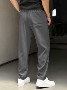 Pantalones casuales de unicolor y ajuste delgado para hombres, adecuados para el uso diario en primavera, otoño y verano, con cintura con cordón, tela ligera, pantalones cargo con parches y personalidad - Gris Oscuro - Ver 2