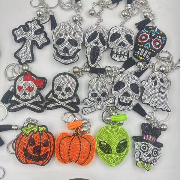Llavero de ladrillo con diseño de calabaza alienígena de Halloween, adorno para bolso con cabeza de calavera suave, pequeño regalo, decoración de otoño
