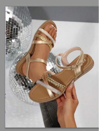 صنادل مسطحة مريحة لنساء ذات أشرطة مزدانة يدويًا بالراين