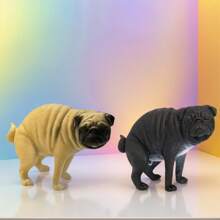 1 set de figurines de décoration mini PVC de carlin avec des éléments ludiques, carlin mini réaliste avec verdure, idéal pour la décoration de la chambre, de la maison, du bureau ou en tant qu'accessoire de voiture, accessoire pour animaux de compagnie, design animal de compagnie ludique, cadeau d'Halloween, de Noël.