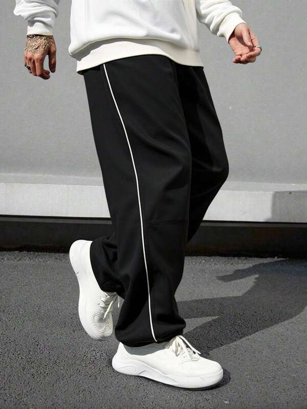 Pantalones de hombre de patrón de letras y ribete con diseño  de contraste, estilo holgado tipo paracaídas y largo, color negro liso para salir