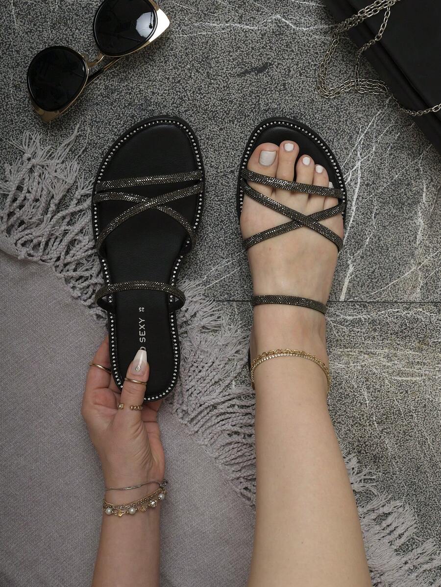 Sandalias planas de mujer con tiras cruzadas y diamantes de imitación, punta cuadrada elegante, moda casual/verano, zapatos cómodos - Negro - Ver 1