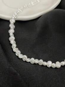 1 buc. Colier cu perle artificiale și cu detalii inițiale, în stil vintage elegant, francez