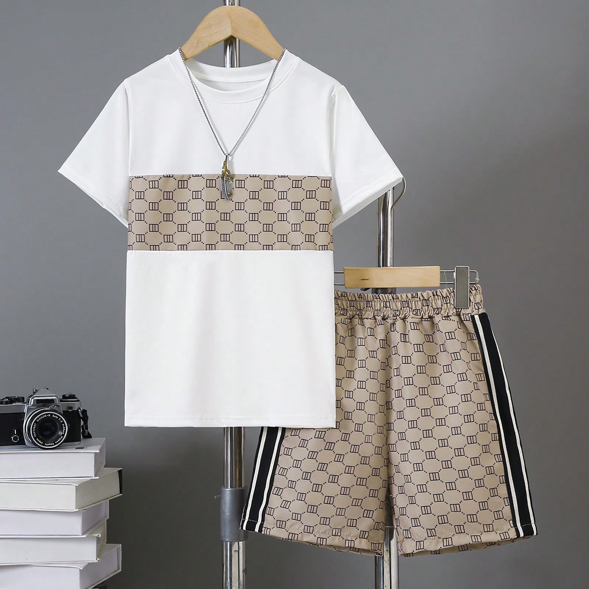 Conjunto informal de verano para niños preadolescentes, set de 2 piezas: Camiseta estampada caqui + Pantalones cortos a rayas'} {'translate_es':'Conj