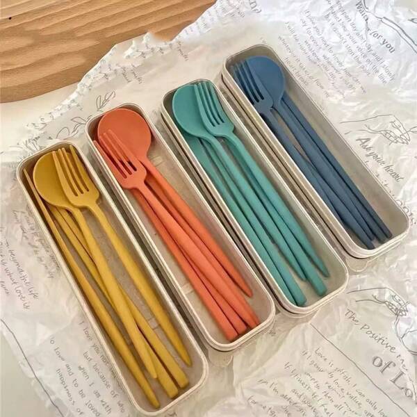 1 pieza Juego de vajilla que incluye palillos, cucharas, cuchillo, tenedores, vajilla portátil de paja de trigo, fácil de limpiar y guardar, y resistente a caídas. Adecuado para estudiantes, trabajadores de oficina, comidas al aire libre, viajes y vajilla de vuelta al colegio.