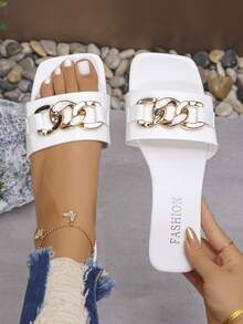 1 Paar neue quadratische Zehensandalen für Damen - mit modischem Metallschnallen-Dekor - geeignet für Party, Strandmode - flacher Absatz quadratische Zehenform Damenschuhe, neue weiße Metalkettenriemen Slide Sandalen, quadratische Zehenform Pantoffeln, europäischer und amerikanischer Stil offene Zehenflach-Sandalen, rutschfest und bequem Damenschuhe, vielseitige Casual-Sandalen geeignet für Strand, Einkaufen, Dates - Weiss - Übersicht 1
