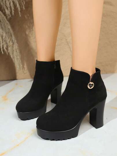 女士新款秋冬绒面厚底坡跟高跟踝靴，时尚舒适，侧拉链，外侧饰有金属心形搭扣，厚底高跟鞋