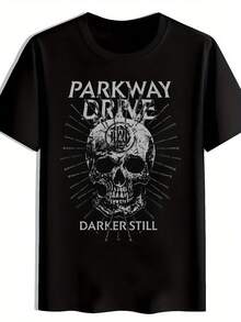 Camiseta gráfica de calavera negra con rayos de sol radiantes para hombres - Impresión "PARKWAY DRIVE DARKER STILL", camiseta casual de manga corta con cuello redondo para atuendo casual y deportes, moda urbana, tela cómoda, camiseta llamativa, para fanáticos de la música - Negro - Ver 2