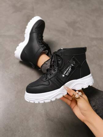 Nouvelles chaussures pour femmes de couleur unie, style coréen, baskets décontractées à semelle épaisse et respirante, mi-hautes pour le sport et l'intérieur