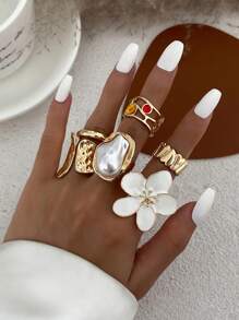 7 pièces/set Bagues rétro créatives en métal doré avec fleur et design de strass, bagues décorées de faux perles élégantes, bagues épaisses de style punk simple pouvant être portées seules ou empilées, convenant à la décoration quotidienne des femmes, assortiment de tenues, rendez-vous, fêtes, cadeaux de vacances