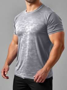 Playera deportiva con diseño camuflaje para caballero. Tela dry fit, ligera y transpirable.  Corte cómodo, moderno y ajuste atlético. Ideal para uso en el gimnasio, fitness y uso diario. - Gris Claro - Ver 1