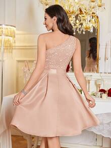 MIUSOL 亮片花卉蕾丝不对称领口 3D 立体花卉装饰缎面荷叶边下摆鸡尾酒会摆裙 - 香檳色 - 查看 3