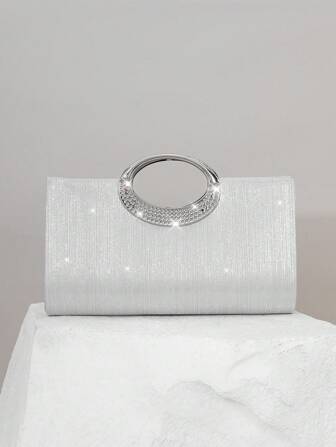 轻盈时尚的商务风钻石装饰迷你水桶包，优雅的银色条纹装饰手提包，配有金属链条肩带，魅力十足的手拿包，奢华精致，低调奢华，水钻点缀，适合派对女孩、女士、新娘的完美聚会，与新年装束和女士派对礼服完美搭配。这款派对包适合派对、婚礼、舞会晚宴/舞厅舞蹈，与舞会配饰和沙滩包完美搭配。